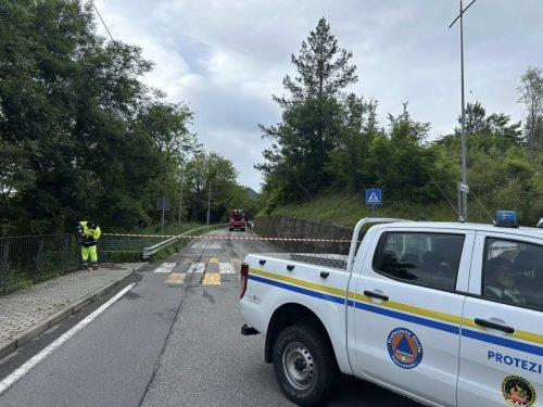 Via Pozzoni, Fraz.S.Antonio, chiusa per 30 minuti questa sera per la messa in sicurezza e rimozione di una pianta caduta sui cavi elettrici dell’illuminazione Comunale.